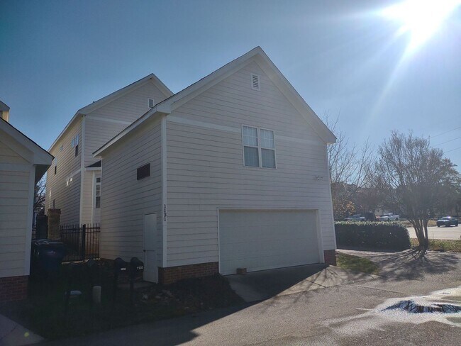 Foto del edificio - Spacious Raleigh Home with Detached Guest Suite Minutes from Downtown