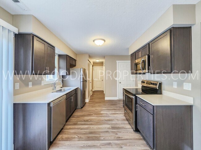 Building Photo - 3 bedroom 1.5 bath townhome in Van Meter