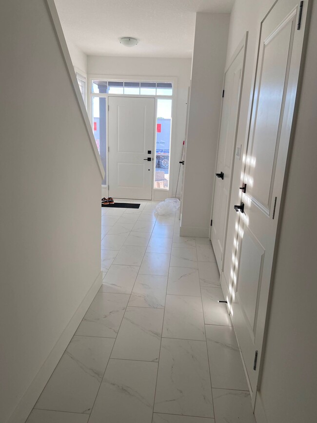 Building Photo - 969 Deveron Cres