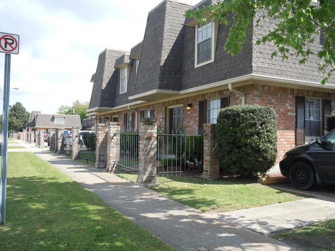 Primary Photo - Metairie Plaza Apartments