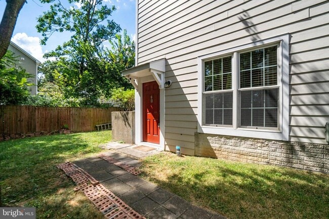 Building Photo - 2056 Shirlington Rd