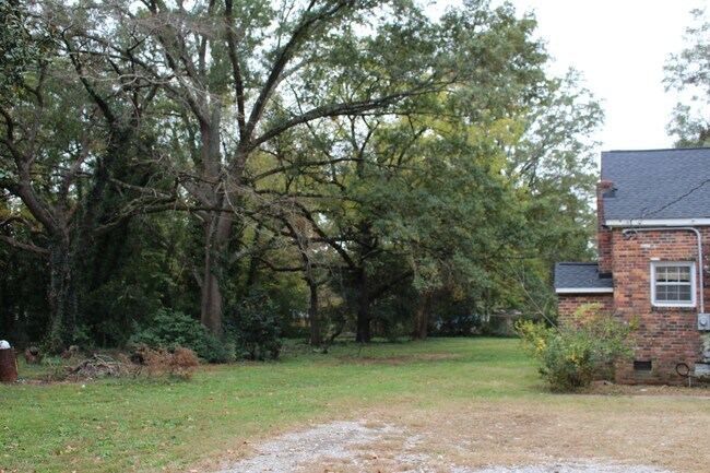 Building Photo - 2821 Saluda Rd