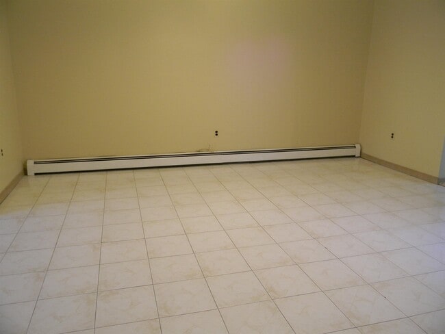 Building Photo - 18 Zabriskie St