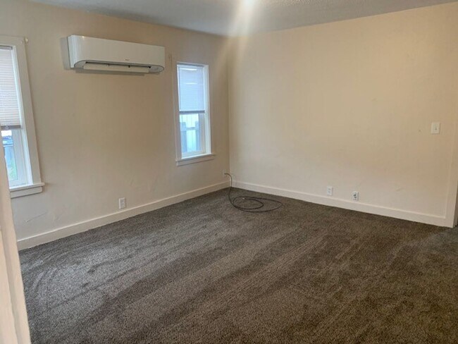 Foto del edificio - 7000-1t - 309 &amp; 311 SE G St.