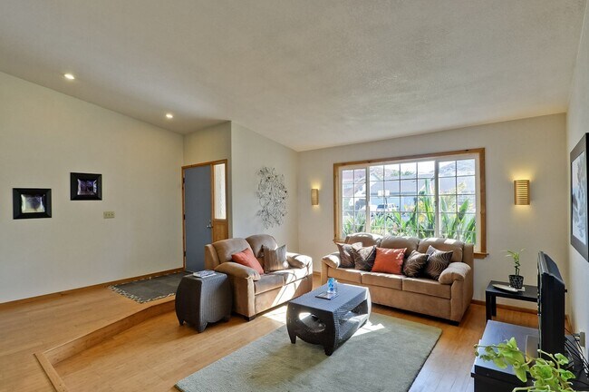Foto del edificio - Gorgeous Three Bedroom Two Bathroom in San...