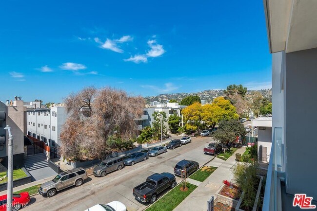 Foto del edificio - 714 N Sweetzer Ave