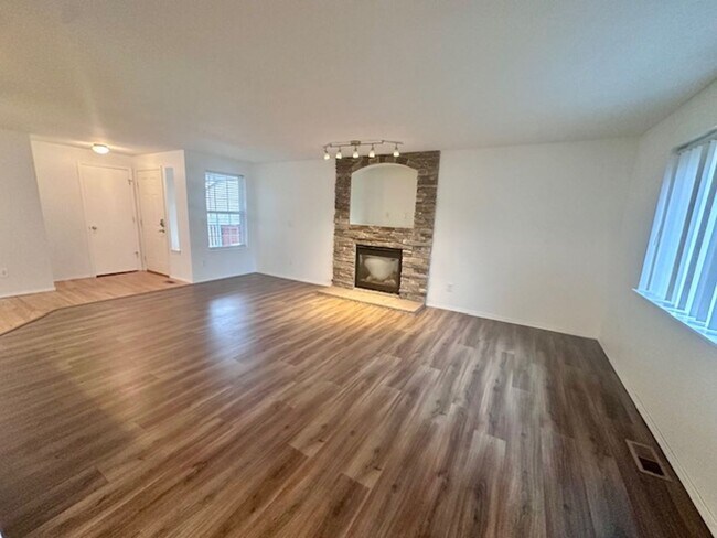 Building Photo - Spacious 4 bedroom - Ready Now