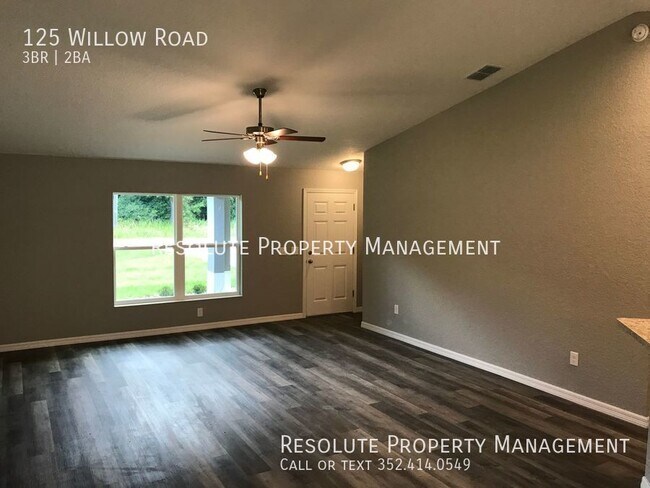 Building Photo - Like New 3/2 Home Located in The Shores