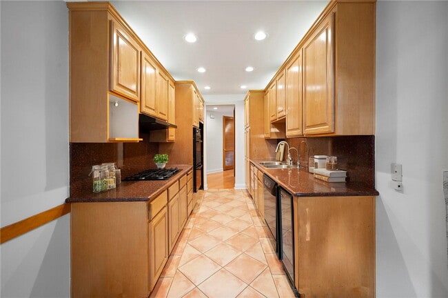 Building Photo - 750 S Bundy Dr