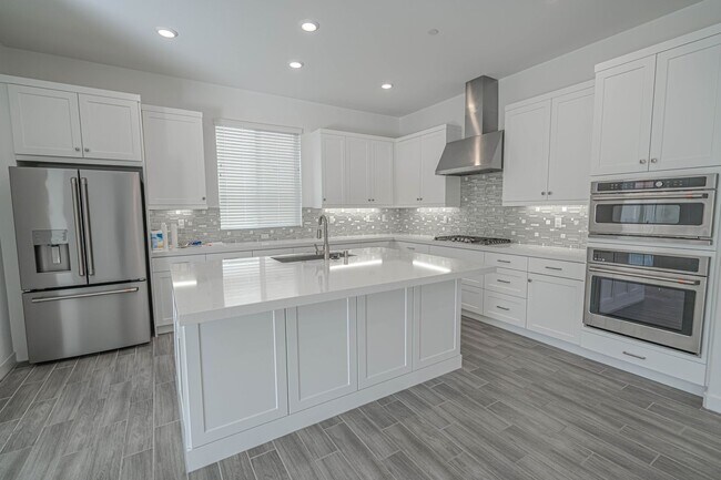 Foto del edificio - COMING SOON! 3-Bedroom Home with Solar Panels & Smart Home Features in Valencia!