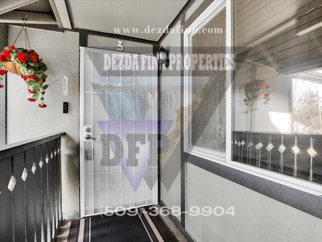 Foto del edificio - 2 Bed, 1 Bath Top Floor Condo on Northside...