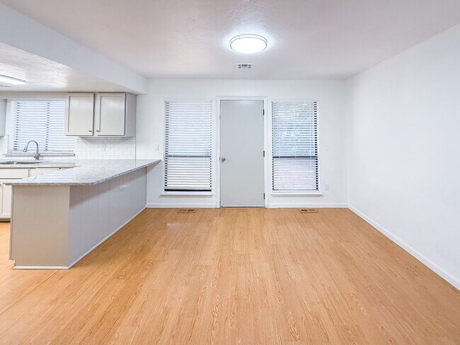 Foto del edificio - Beautifully Updated 4 Bedroom 2 Bathroom i...