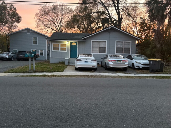 Building Photo - 814 Baker Ave