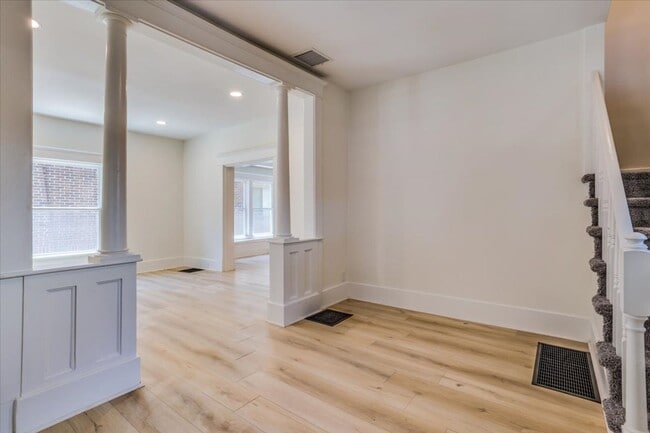 Building Photo - Riverside home for rent