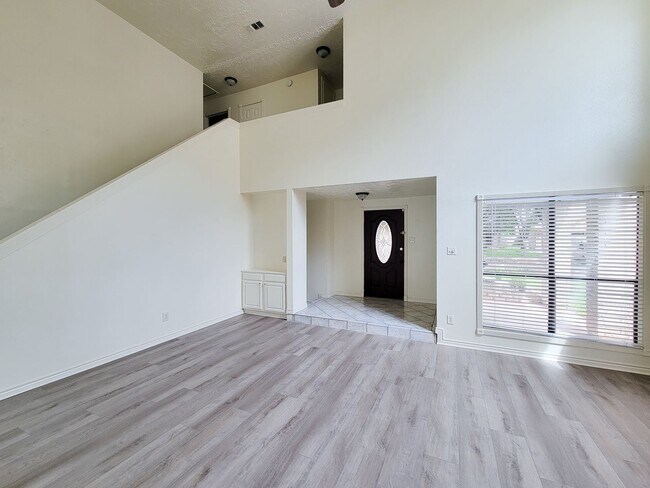 Foto del edificio - Welcome to this beautiful 2 story, 4 bedro...