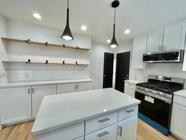 Building Photo - 1109 Newsom St