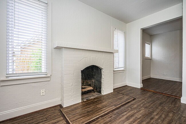 Building Photo - 2 Bed/1 Bath Home Near OCU!
