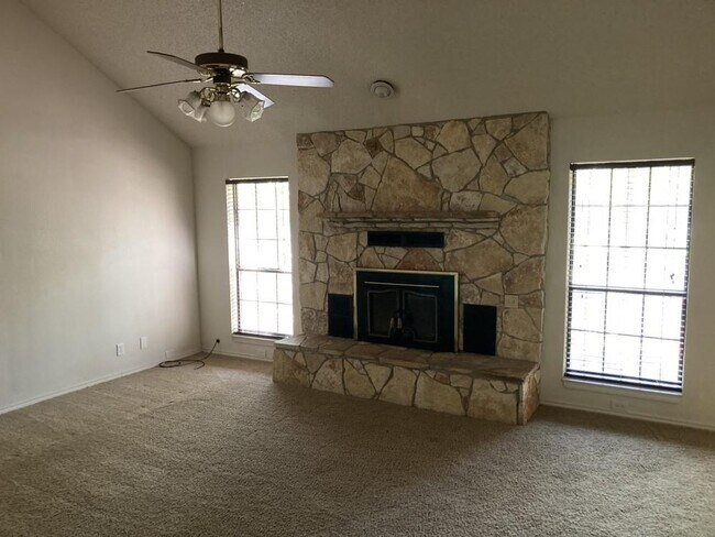 Foto del edificio - 16413 Surrey Ln