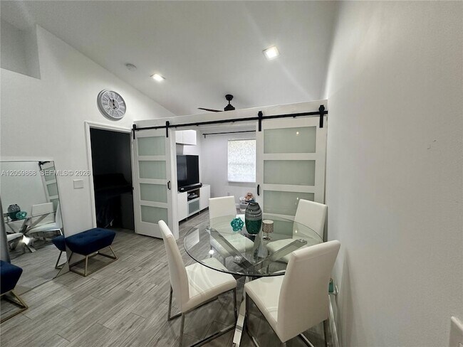 Foto del edificio - 10807 NW 8th St