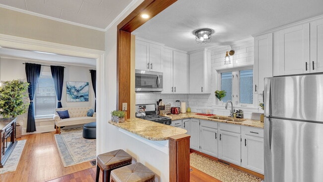 Full kitchen with basic essentials - 15 Averill Ave