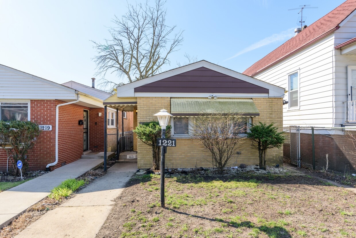 Primary Photo - 1221 W 112th St