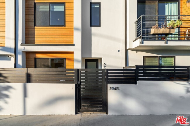 Foto del edificio - 5943 Pickford St