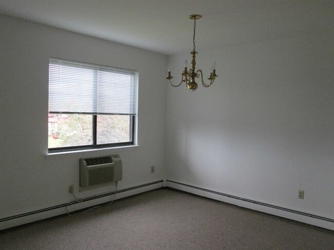 Building Photo - 12 Skyline Dr
