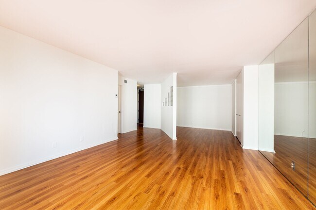 Foto del edificio - High Rise Condo 1bed 2 Full Bath