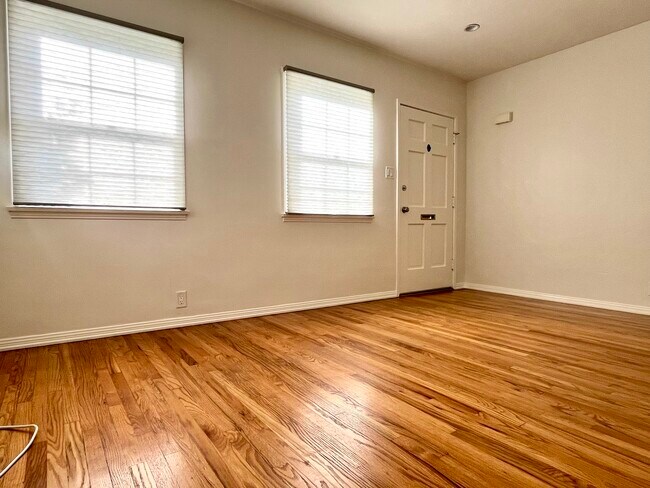 Sala de estar - 2938 Rowena Ave