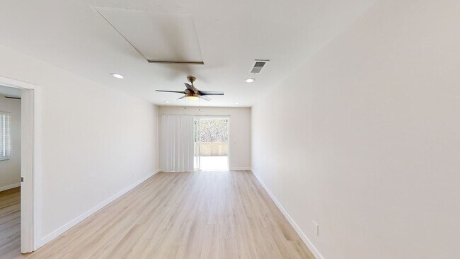 Building Photo - 4BD/2BA on West Falls!