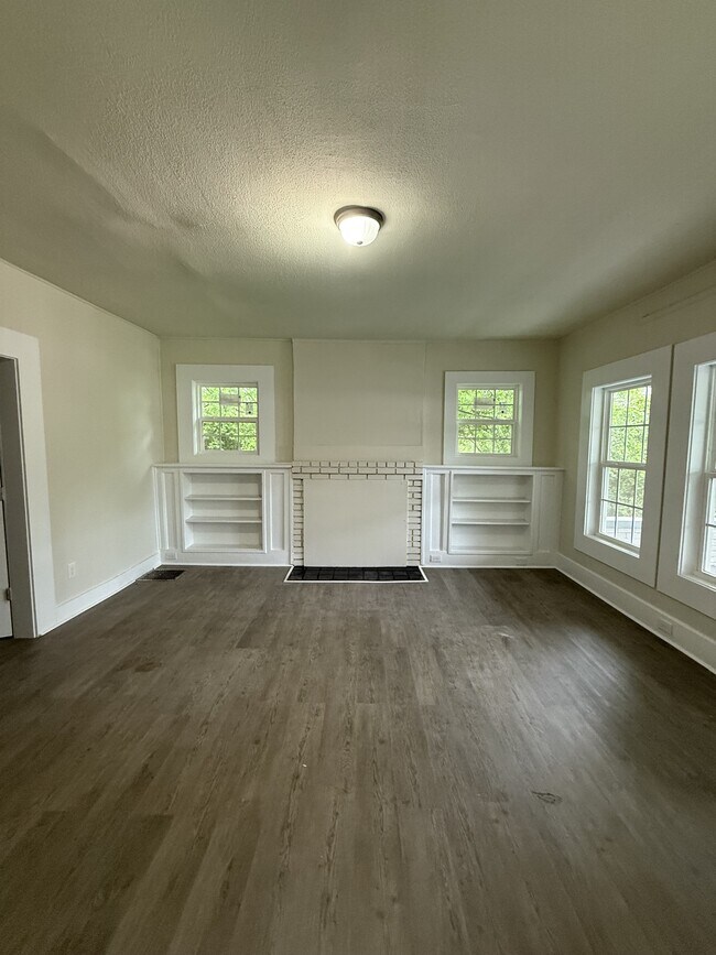 Building Photo - 513 Oak Pl