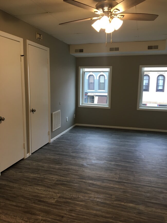 Building Photo - 406 1/2 N Main St