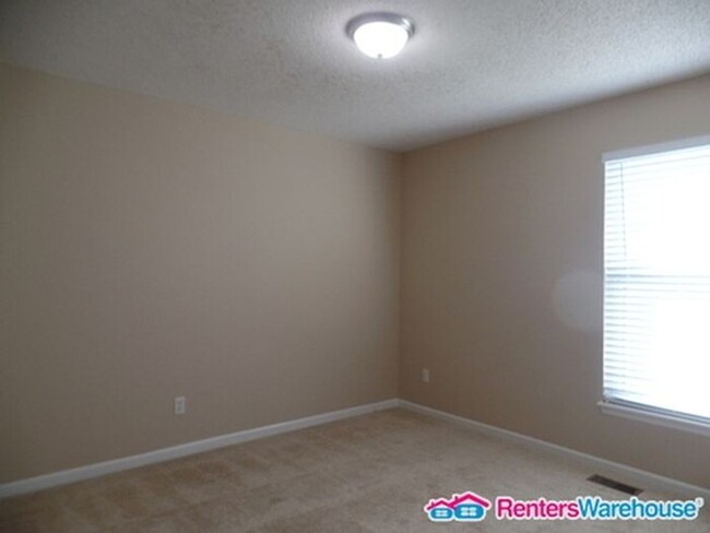 Foto del edificio - Spacious 4 bd, 3 bth Home in Lees Summit! ...