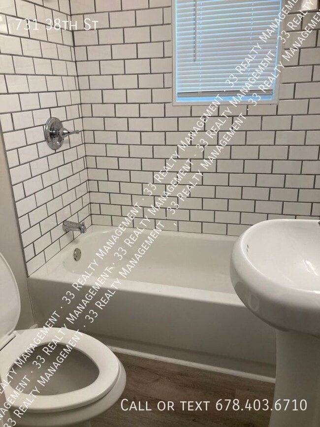 Foto del edificio - 731 W 38th St