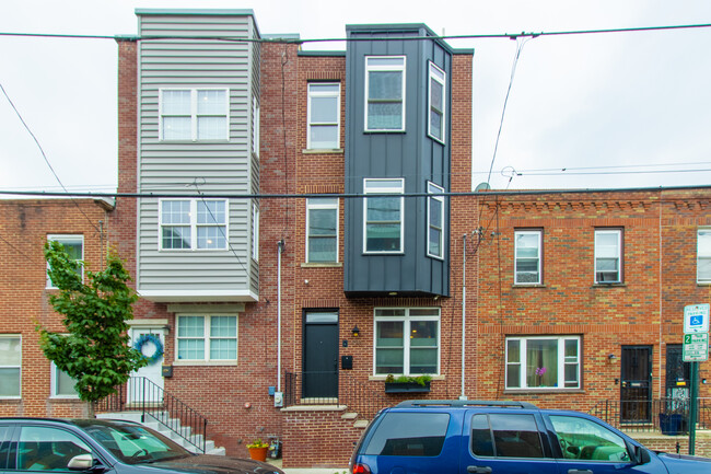 Black and brick siding is yours! - 1910 Reed St