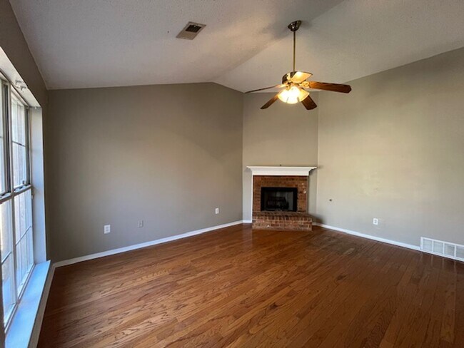 Foto del edificio - Renovated 2 Bedroom 2 Bath Home with 2 Car Garage!!