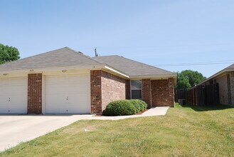 Building Photo - 939 Maplewood Dr