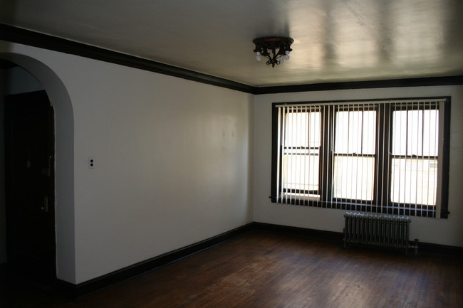 Living Area - 1040-46 W 87th St
