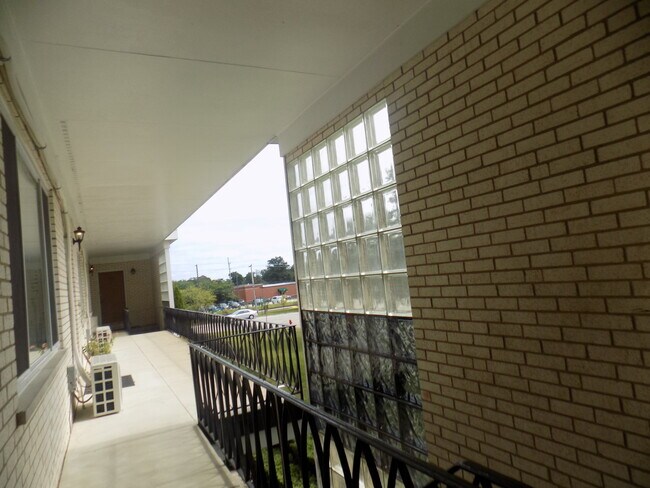 Building Photo - 519 Hyacinth Pl