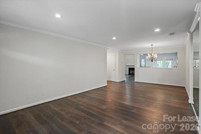 Foto del edificio - 9022 Roseton Ln