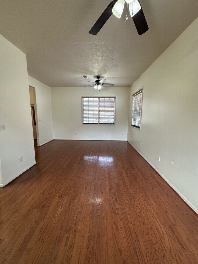 Foto del edificio - 1000 E Main St