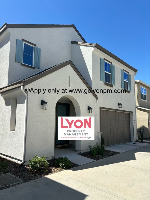 Primary Photo - Modern, 3 bed 2.5 bath in gorgeous Russel ...