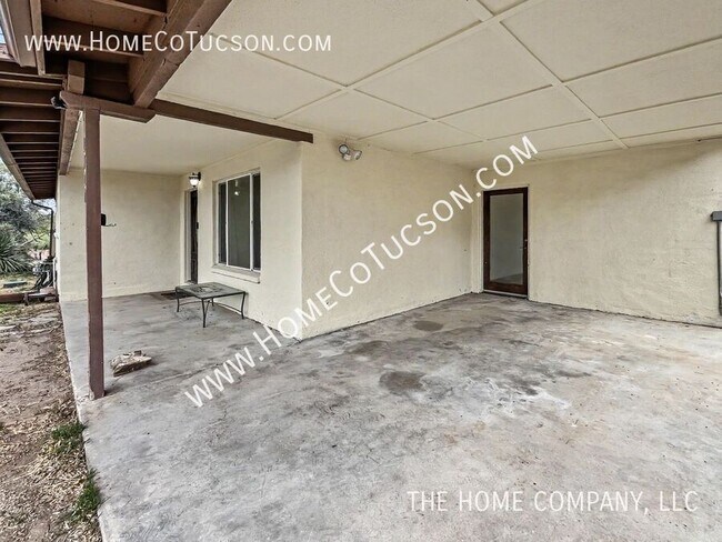 Building Photo - 2320 W Calle Grato