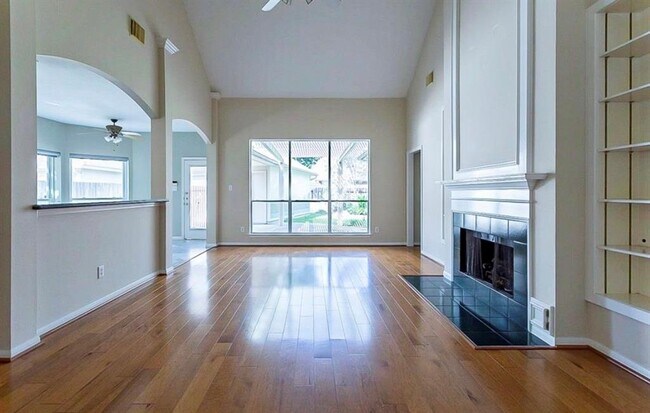 Building Photo - 1715 Rosebend Dr