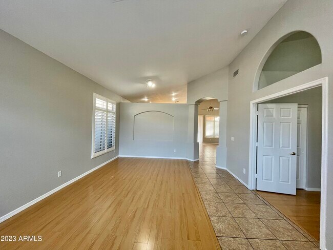 Foto del edificio - 4939 W Erie St