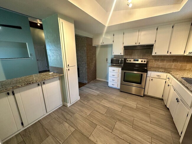 Foto del edificio - FOR RENT: Charming 3-Bedroom, 2-Bath Home in Yukon! - Move In Deposit-Free! (If Qualified)