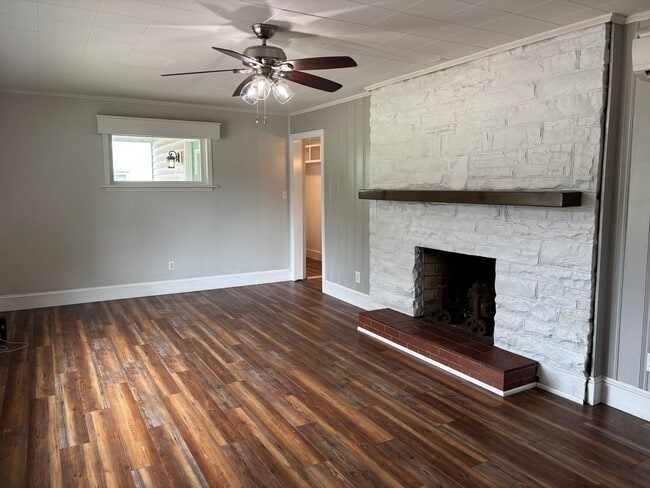 Building Photo - Updated 2 bedroom with Bonus room home in ...