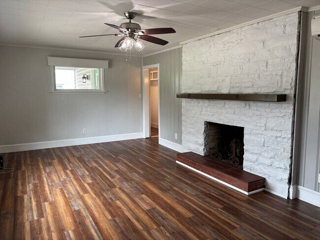 Foto del edificio - Updated 2 bedroom with Bonus room home in ...