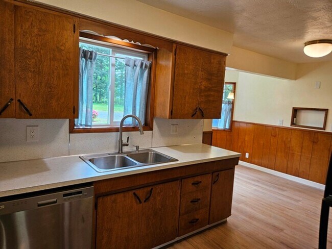 Foto del edificio - 3Bd/2Ba Single Story House - For Viewing!