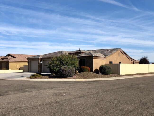 Building Photo - Gorgeous 3 Bedroom Home in Long Mountain Estates!